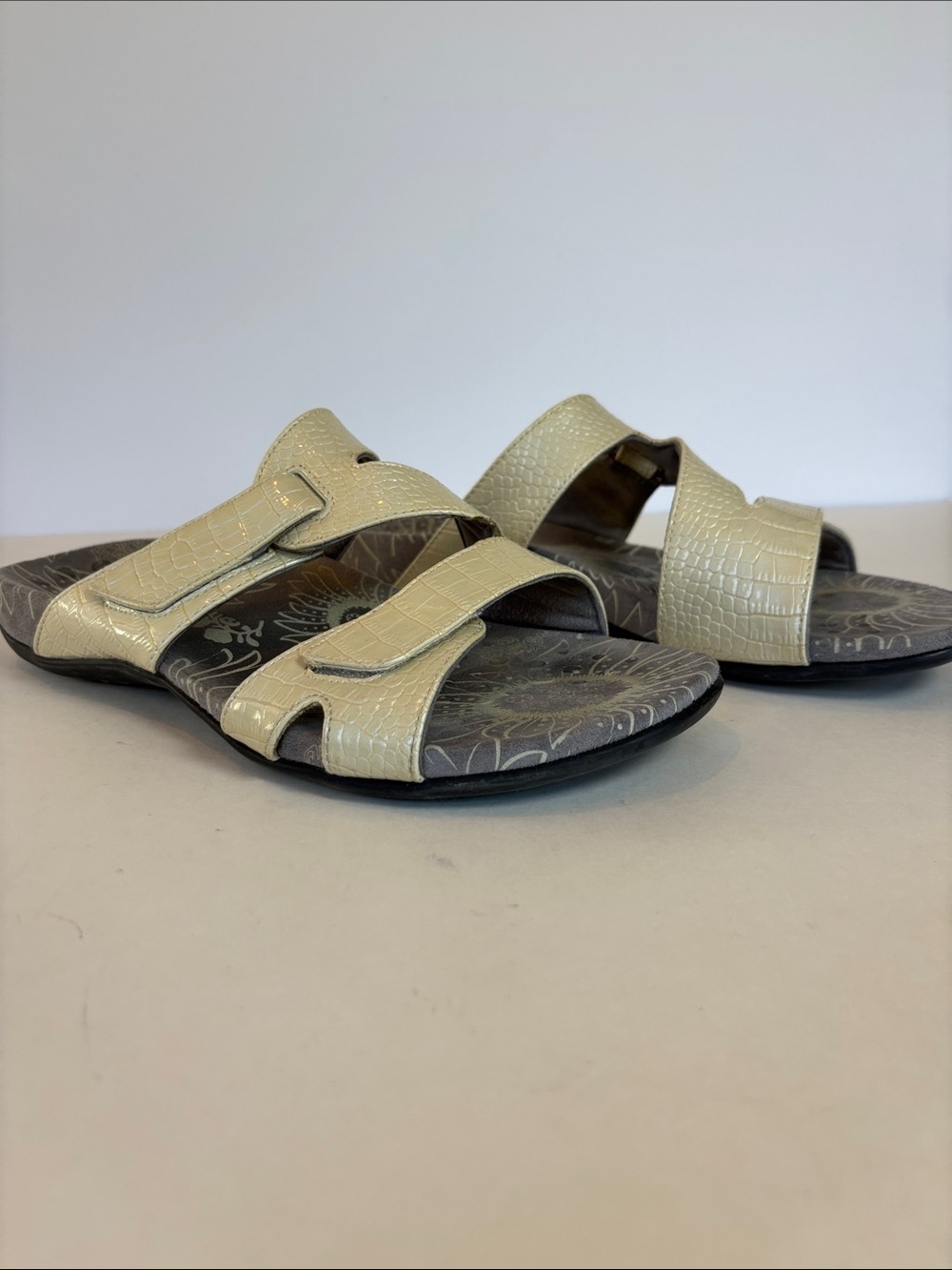 Vionic Lauren Tan Slide Adjustable Sandals. Size 8